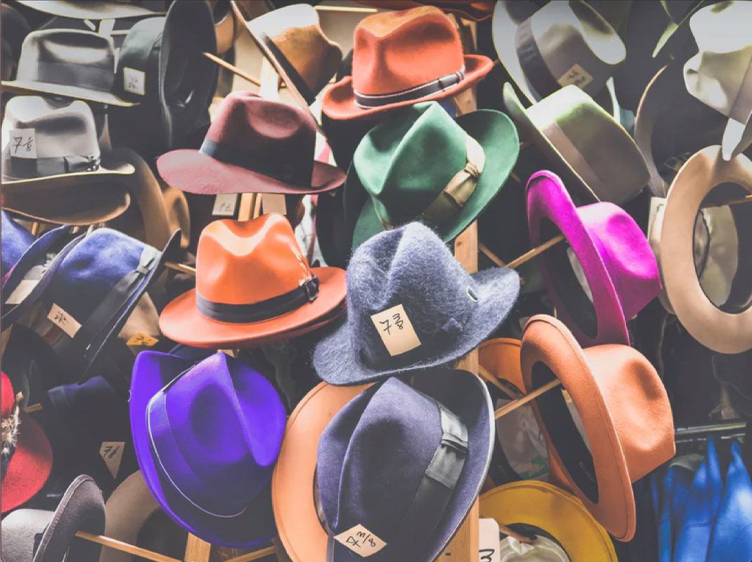 È l’ora del vintage. Risparmiare e aiutare il pianeta con un clic, rimanendo alla moda.