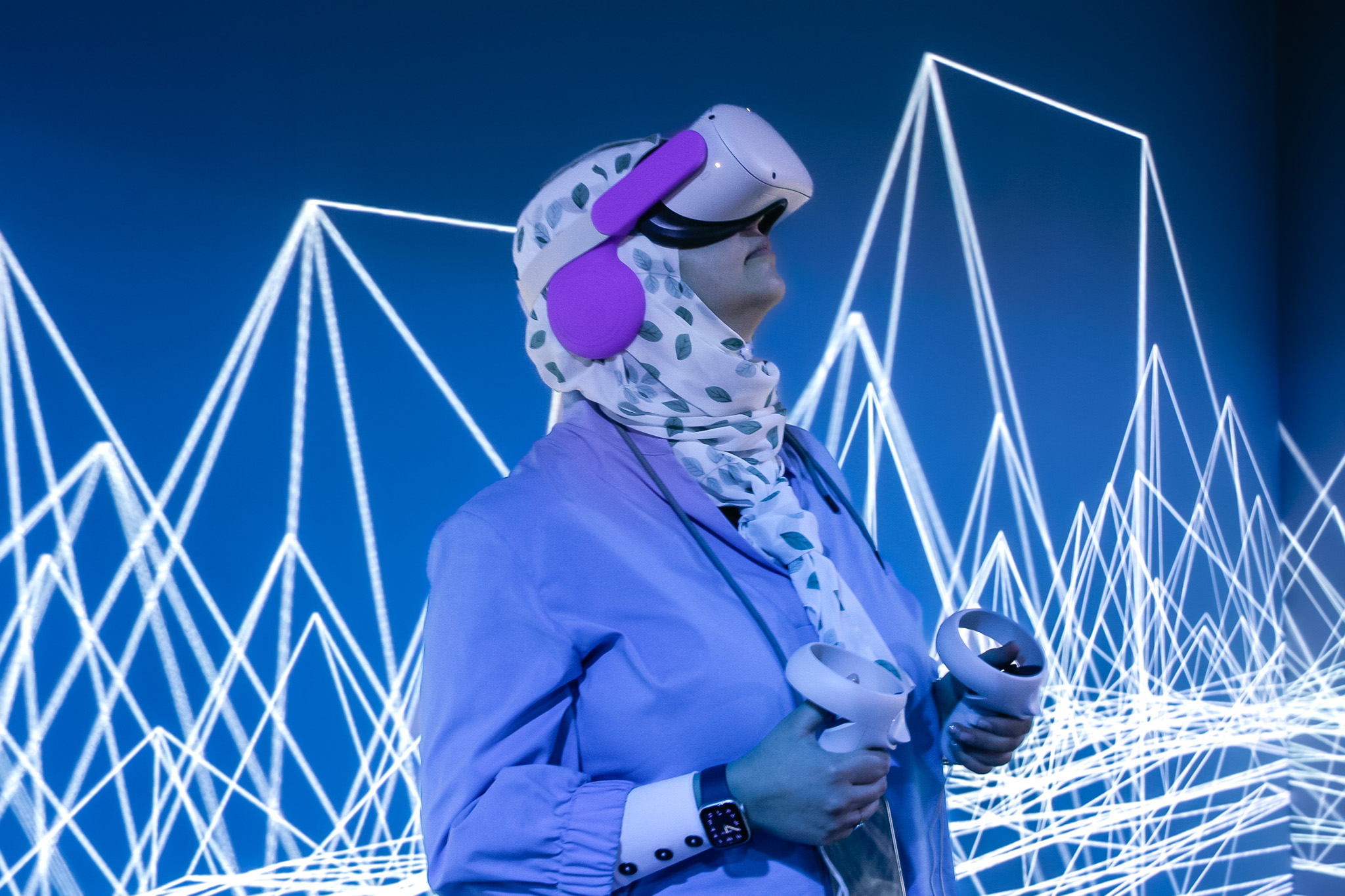 metaverso developers una donna con il visore durante un'esperienza sul metaverso